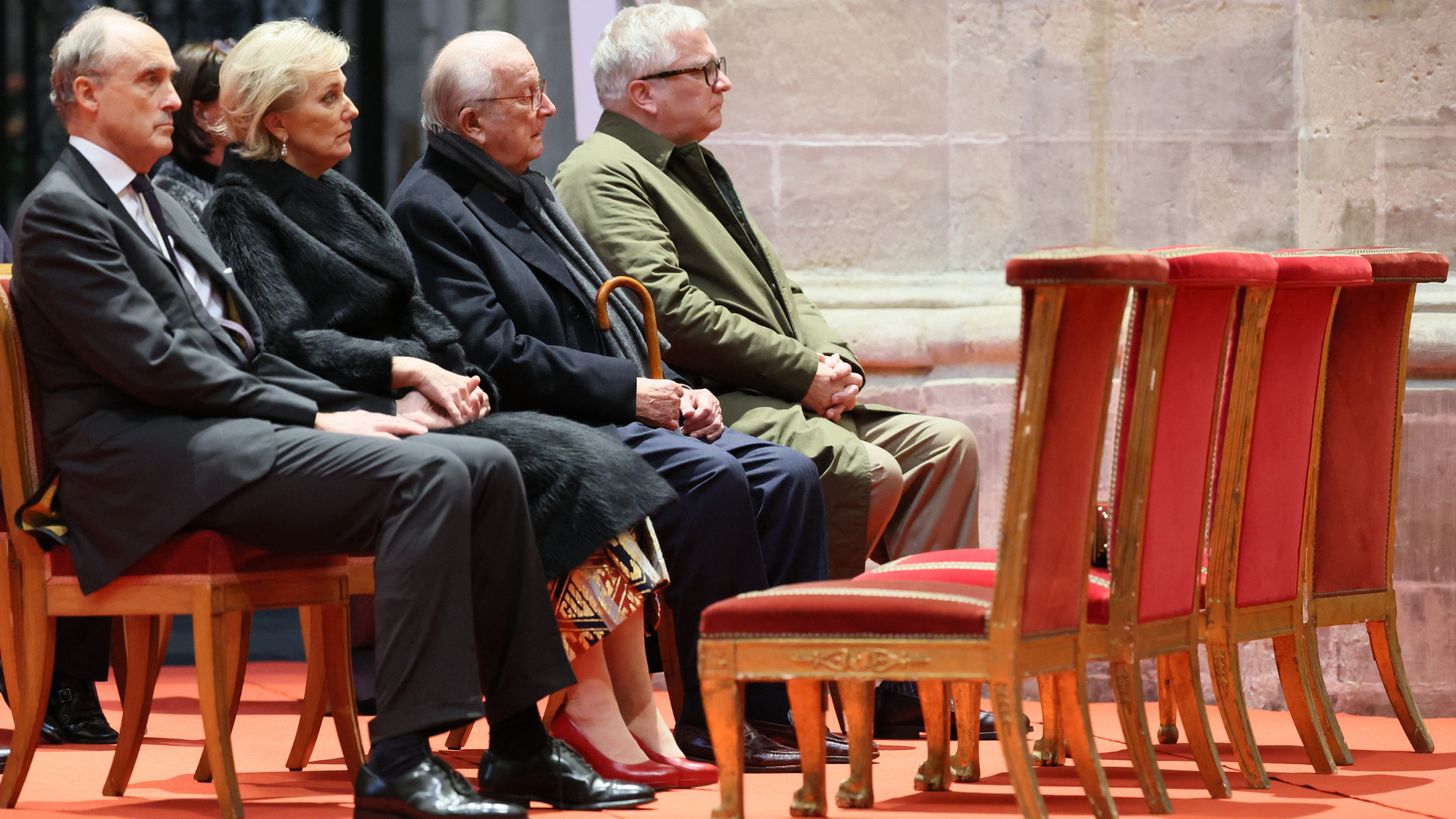 Belgische koninklijke familie bidt voor slachtoffers Spanje tijdens Koningsdag