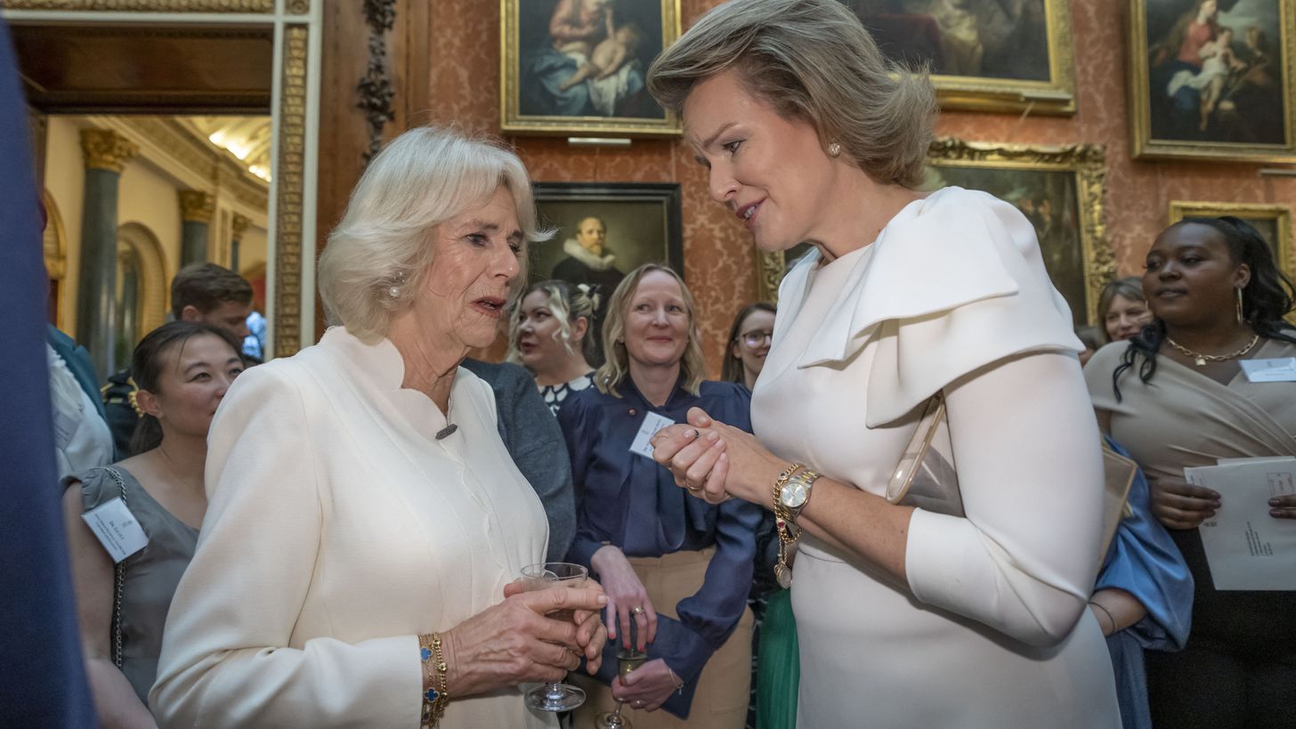 Koningin Mathilde deelt leestips in boekenclub van koningin Camilla