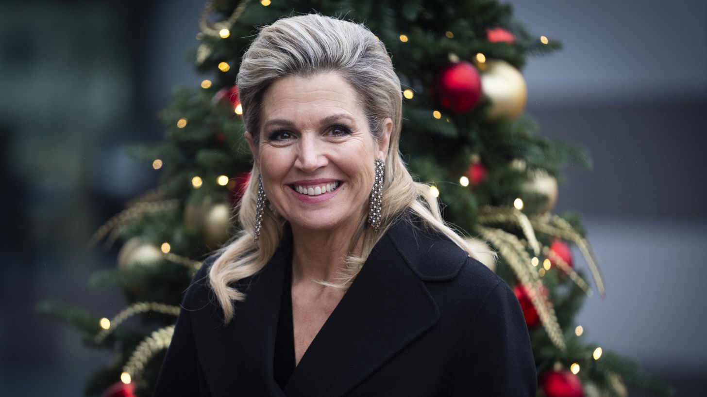 Koningin Máxima bezoekt opnames Kerst Muziekgala in feestelijke outfit