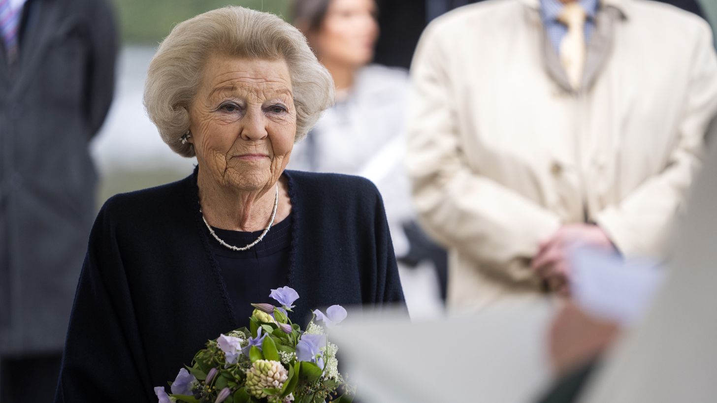 Prinses Beatrix weer even op Paleis Soestdijk voor onthulling bijzonder monument