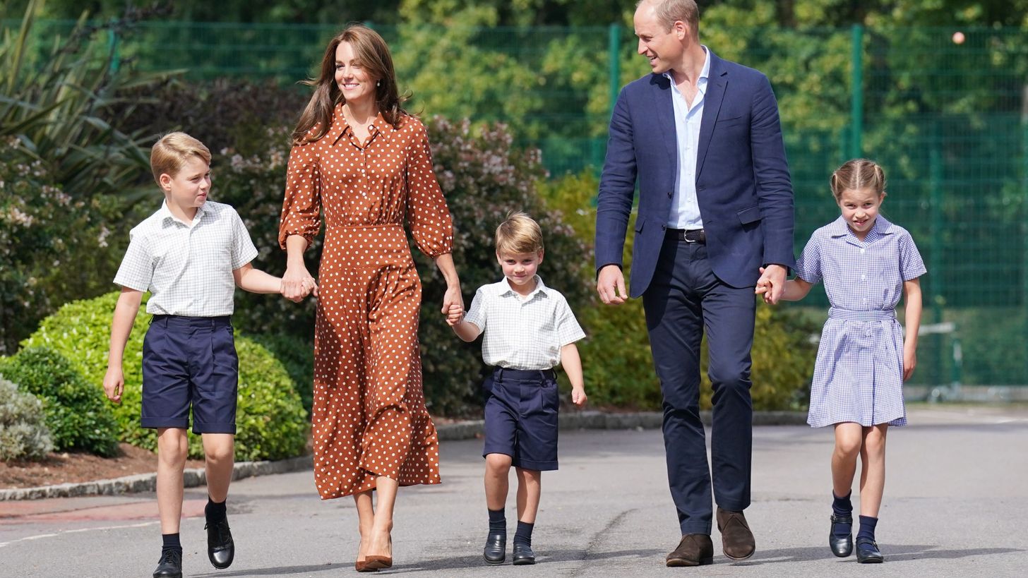 Waarom jonge Britse prinsen (bijna) altijd korte broeken dragen