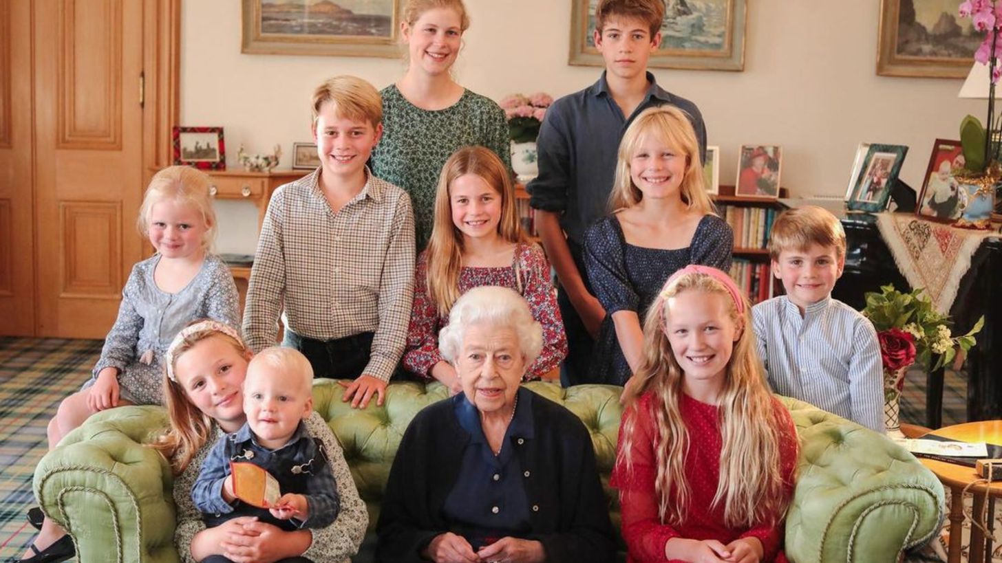 Catherine deelt foto van koningin Elizabeth met (achter)kleinkinderen