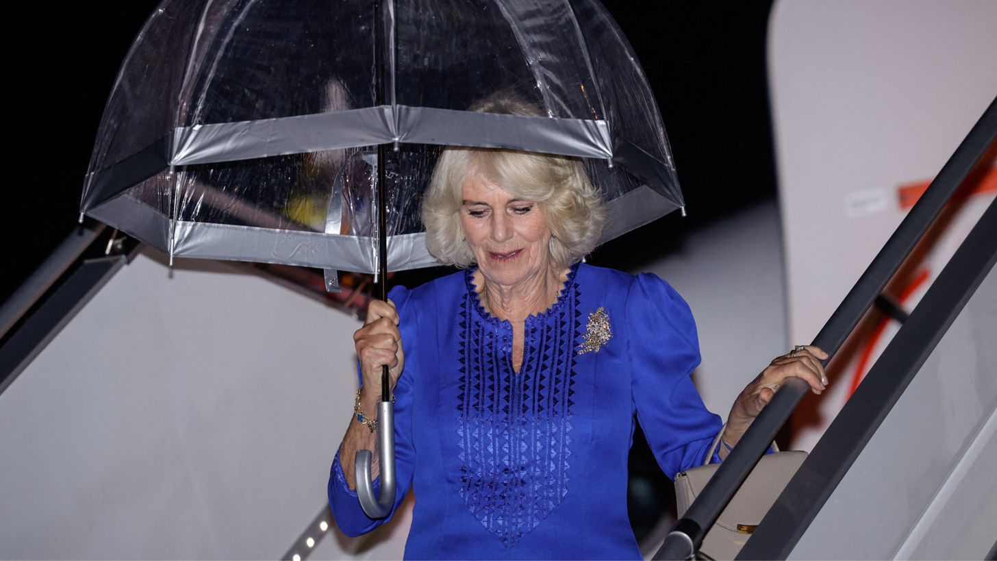 Koningin Camilla draagt symbolische broche van wijlen koningin Elizabeth