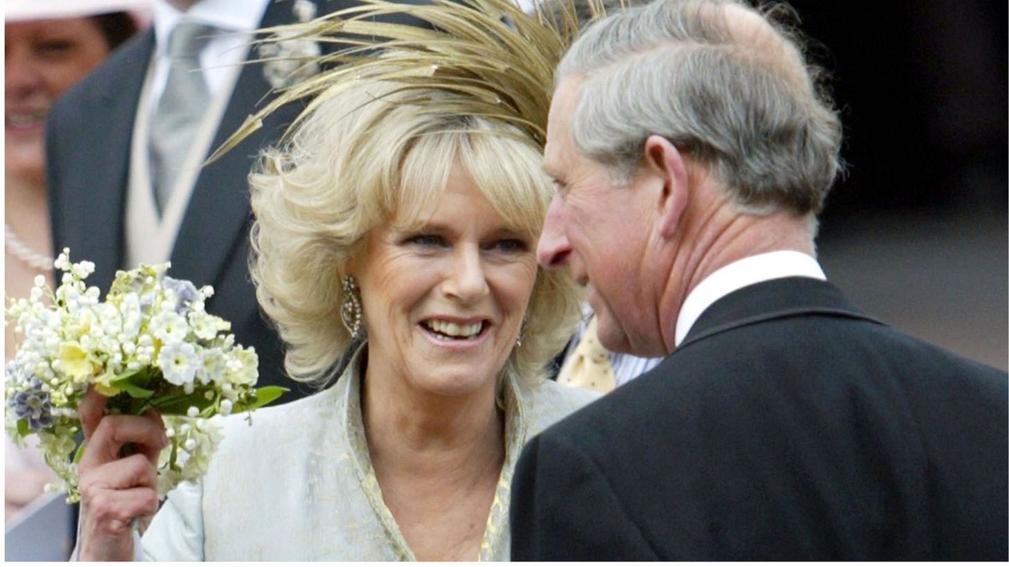 Het verhaal achter de trouwjurk van koningin Camilla