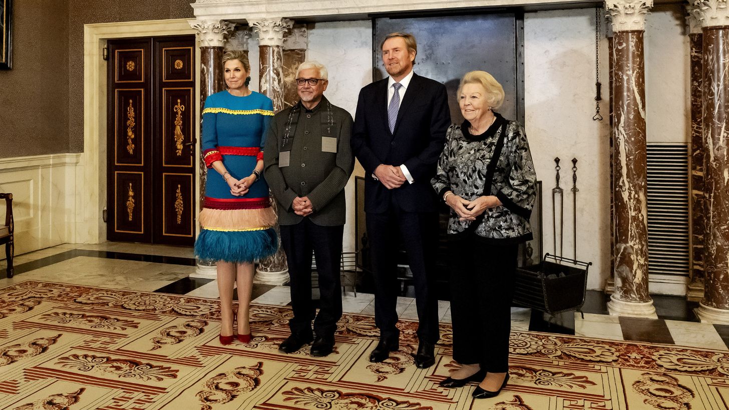 Koningspaar op pad met prinses Beatrix en prinses Irene in Amsterdam