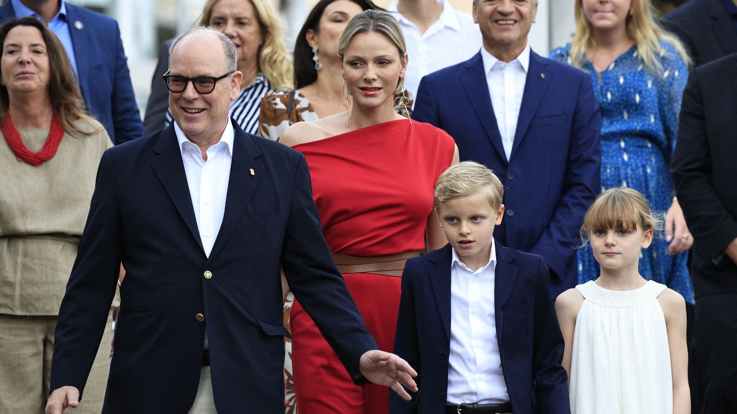 Prins Albert en prins Jacques dragen matching outfits naar picknick