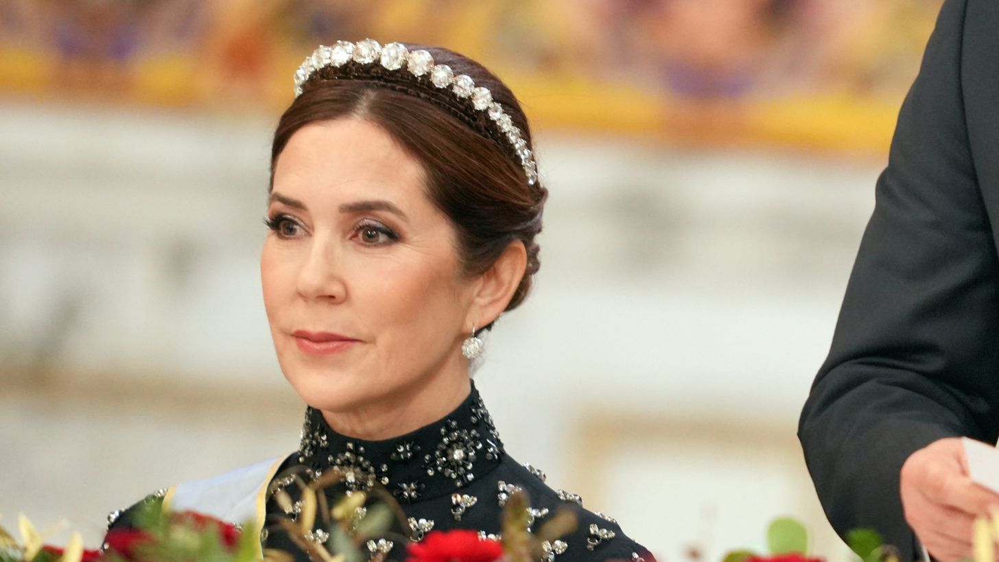 Wow! Koningin Mary draagt 'nieuw' diadeem naar staatsbanket