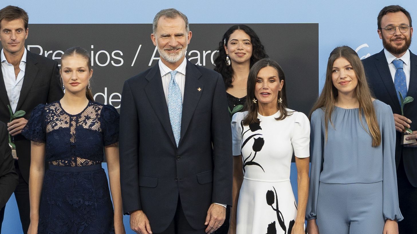 Wauw! Spaans koninklijk gezin in stralend blauw op de blauwe loper