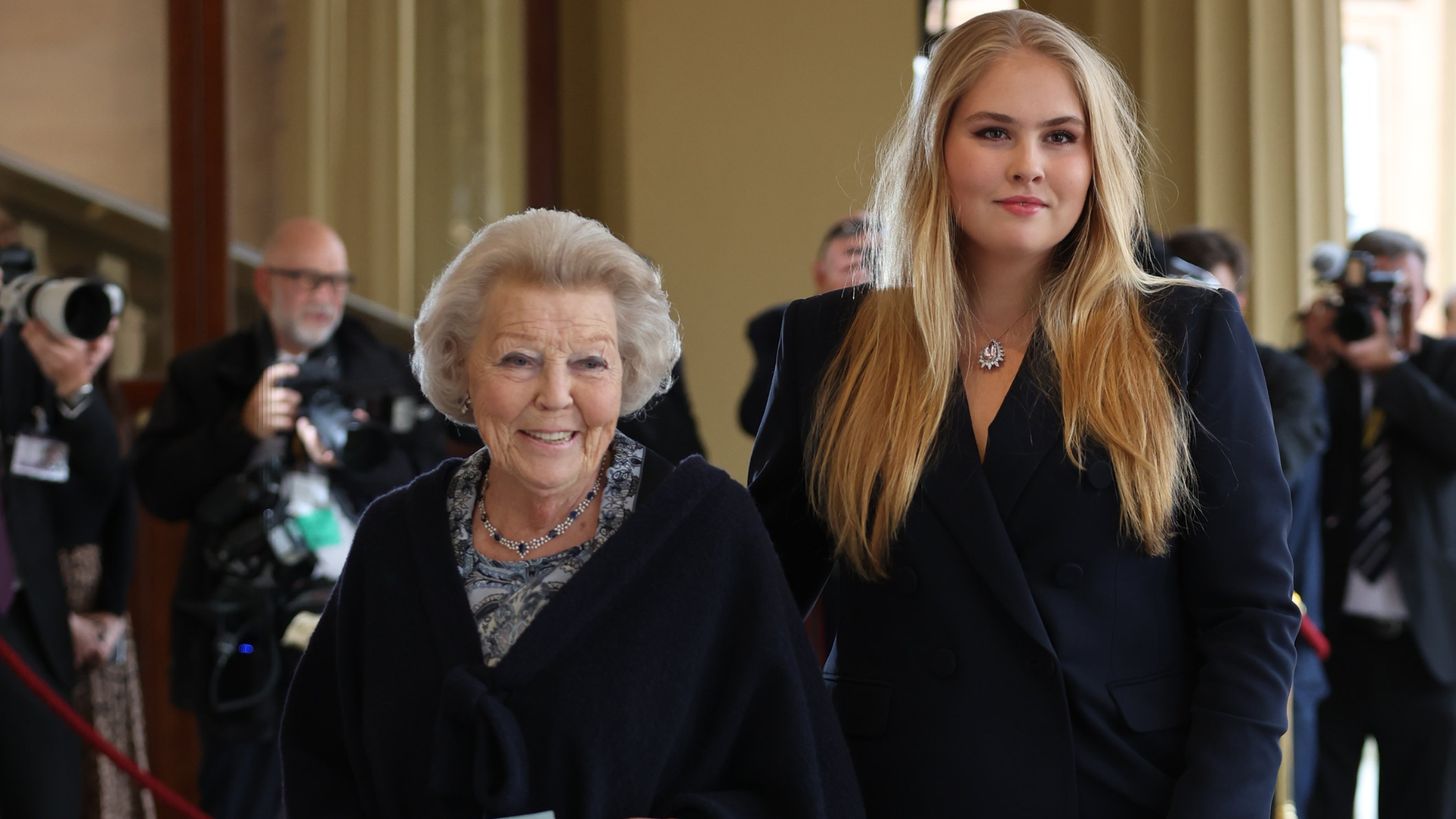 Prachtig! Beatrix en Amalia bij receptie op Buckingham Palace