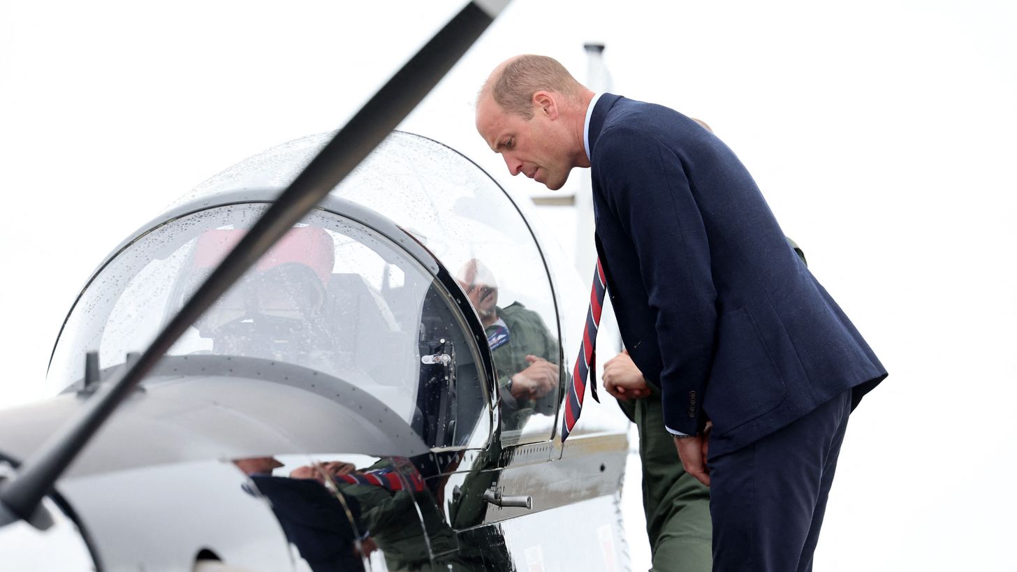Prins William haalt dierbare herinneringen op bij zijn oude vliegbasis