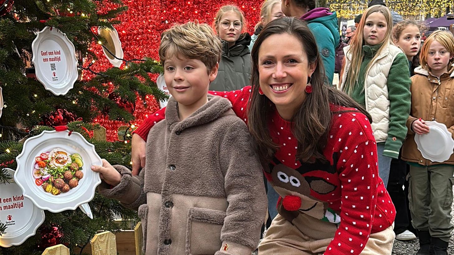 Prinses Viktória spreekt op Haagse kerstmarkt: "Iedereen kan iets voor een ander betekenen"