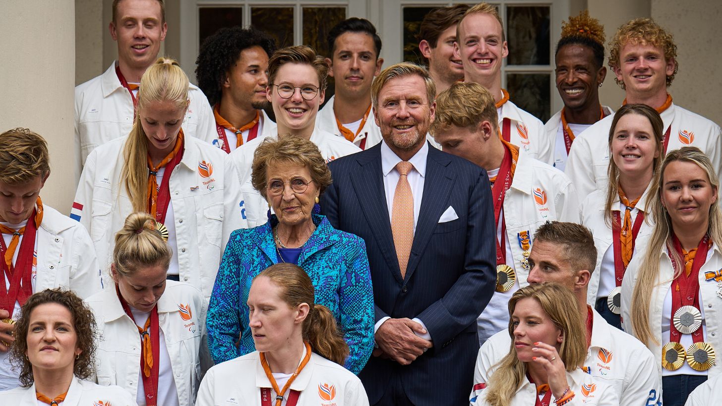 Koning en prinses Margriet ontvangen Paralympische medaillewinnaars