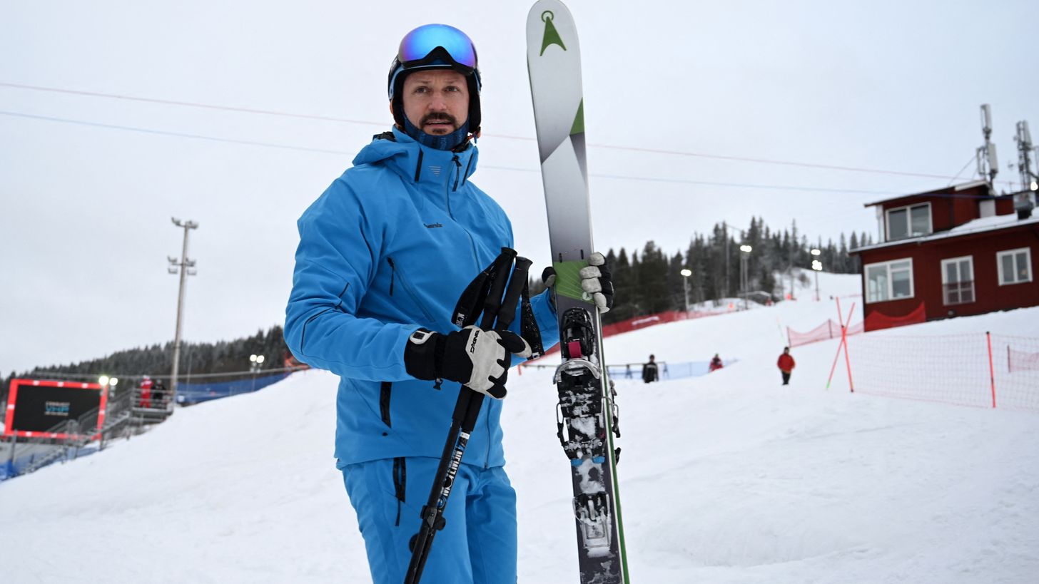 Kroonprins Haakon bindt de ski's onder en doet mee aan typisch Noorse activiteit