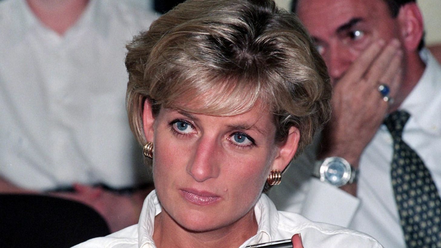 Prinses Diana gebruikte deze handige truc om haar decolleté te verbloemen