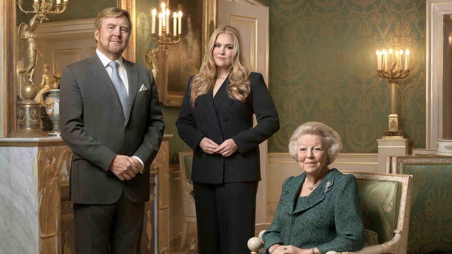 Nieuwe foto's van de koning, prinses Beatrix en prinses Amalia