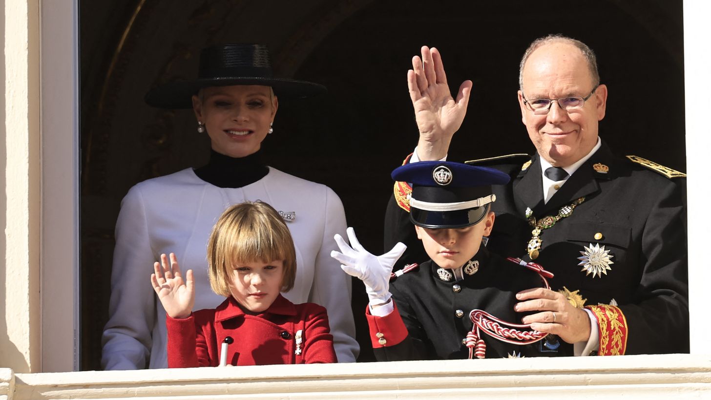 Verrassing! Prins Albert 'ontvoerd' door kinderen op 65e verjaardag