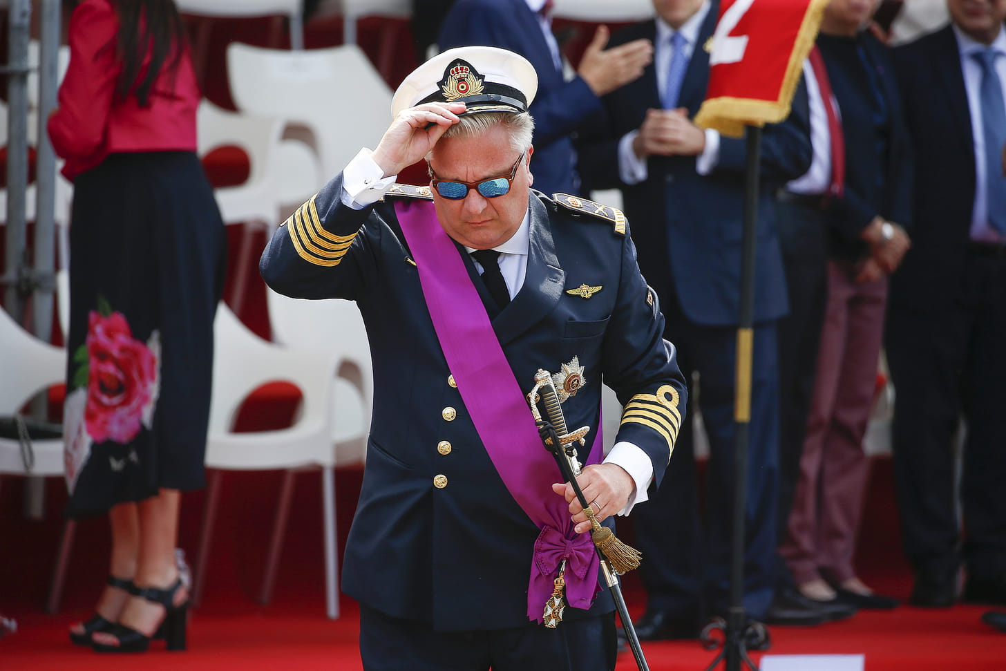 Nieuwjaarswens! Prins Laurent poseert met familie in 'Marc van Ranst'-outfits