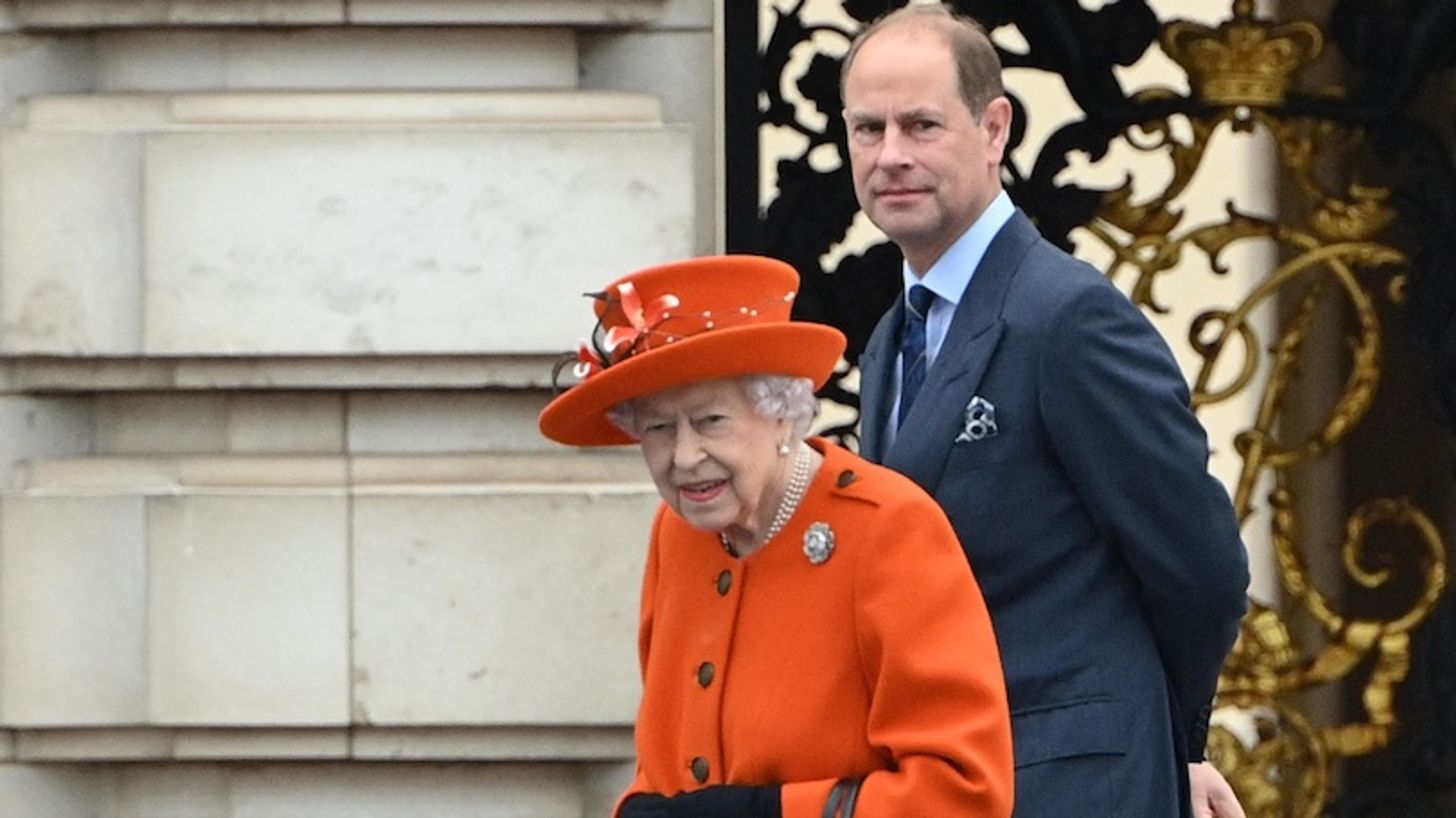 Elizabeth laat zich zien bij Buckingham Palace