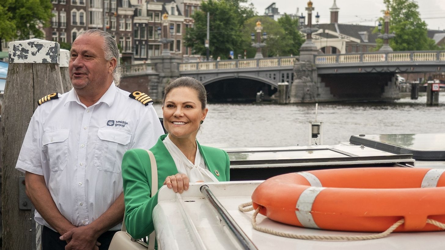 Zweedse kroonprinses begint bezoek met boottochtje in Amsterdam