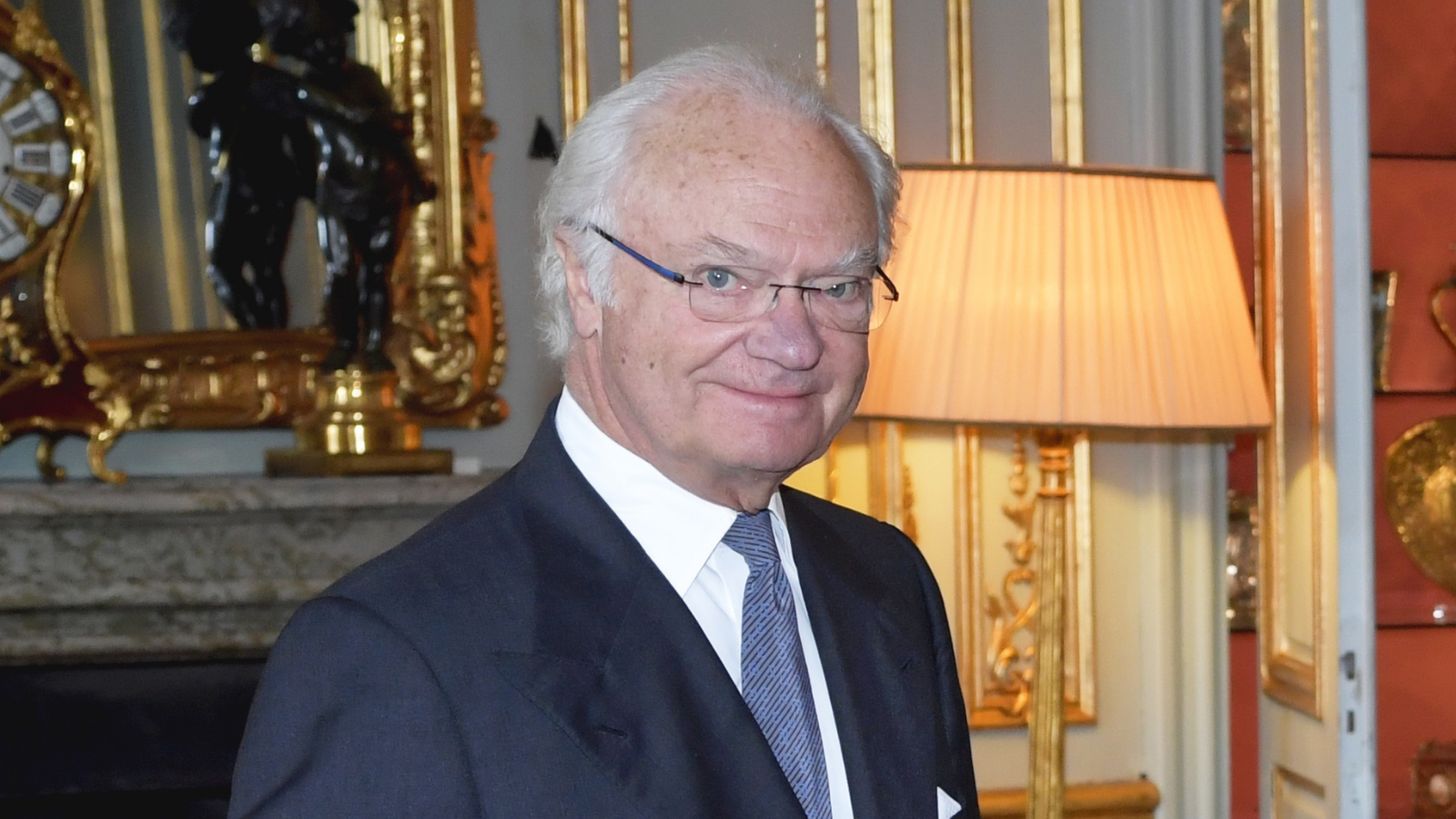 Zweedse koning reikt medailles uit aan melkboeren