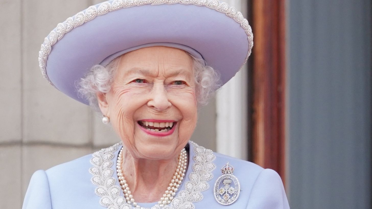 Koningin Elizabeth krijgt bijzonder cadeau van Franse president