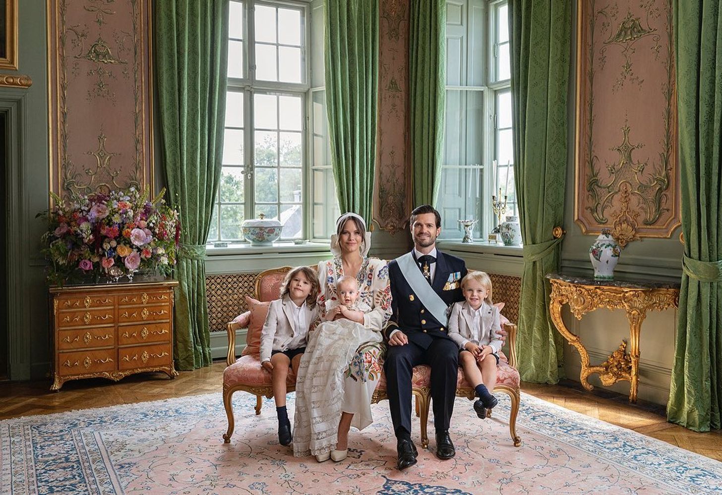 Leuk! Nieuwe familiefoto's na doop van prins Julian