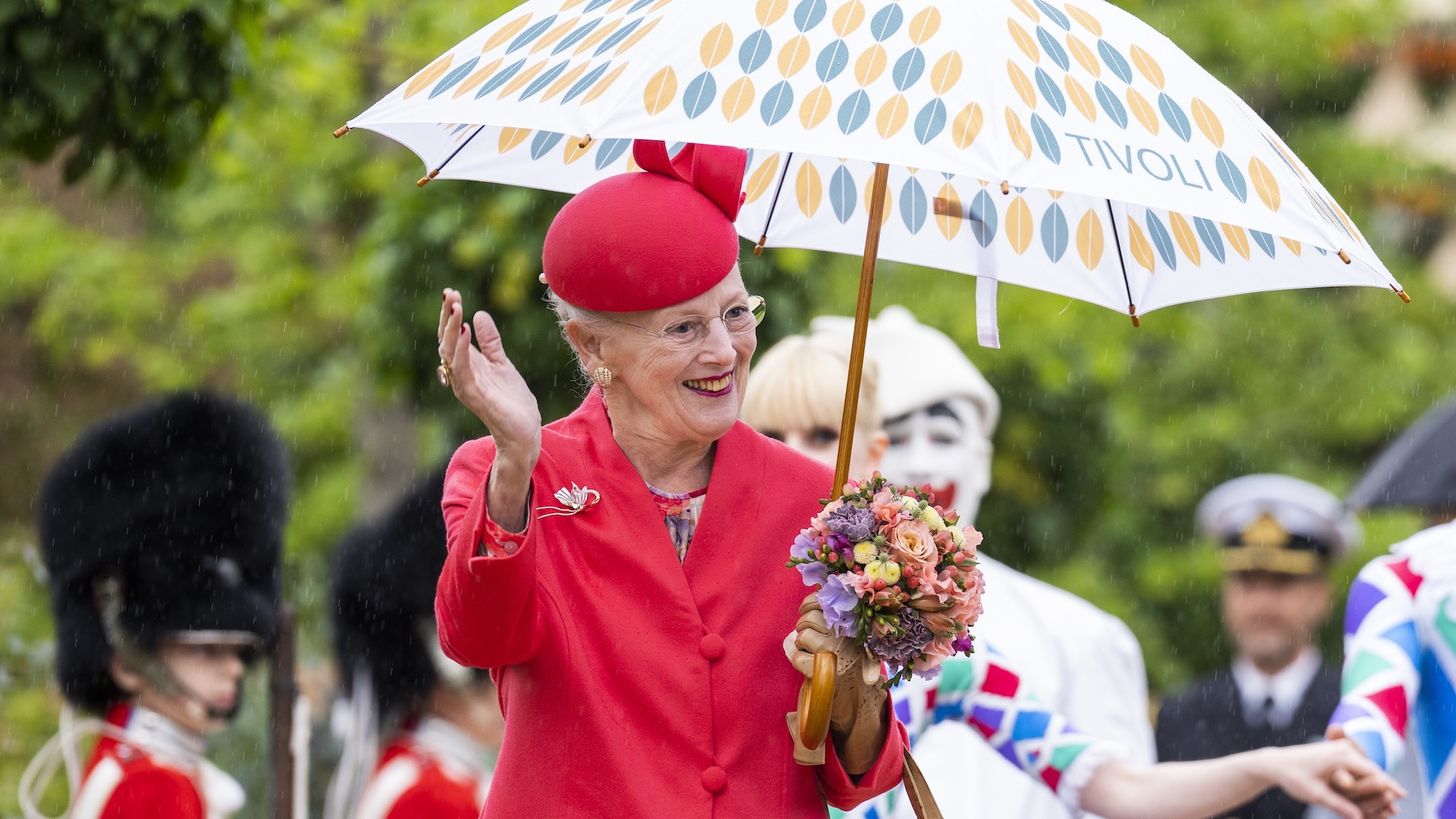 Dit wil je even zien: koningin Margrethe maakt jubileumritje in achtbaan