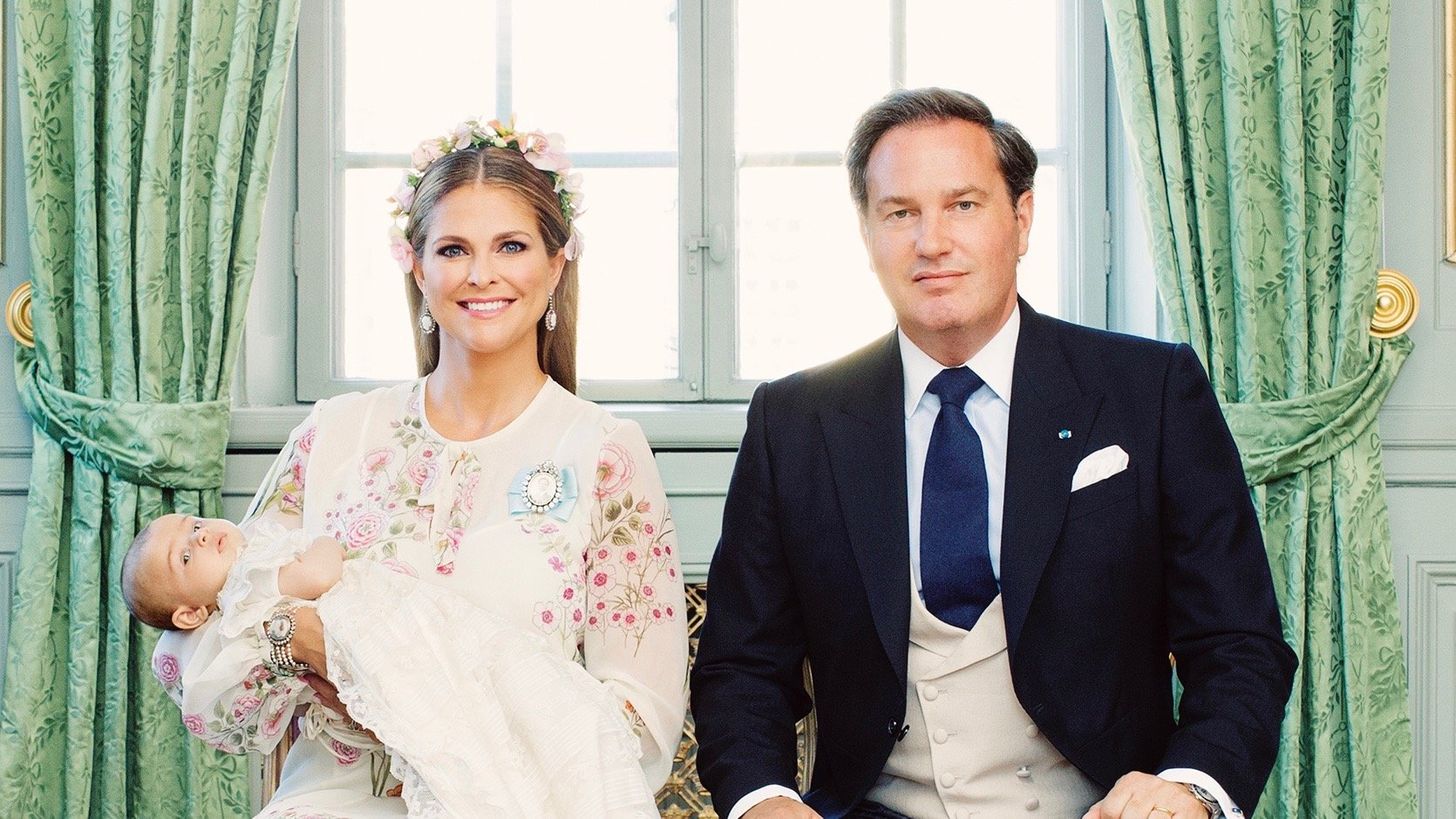 Zweeds hof deelt officiele doopfoto's Adrienne