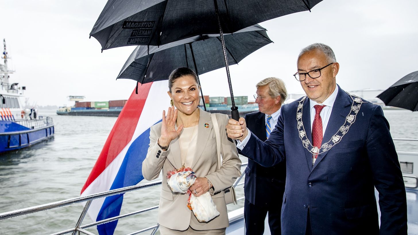 Kroonprinses Victoria sluit haar bezoek af in Rotterdamse haven