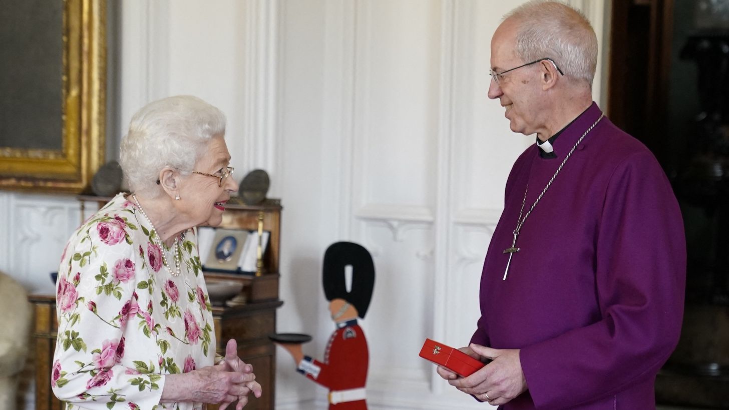 Koningin Elizabeth krijgt speciaal jubileumcadeau van aartsbisschop Welby