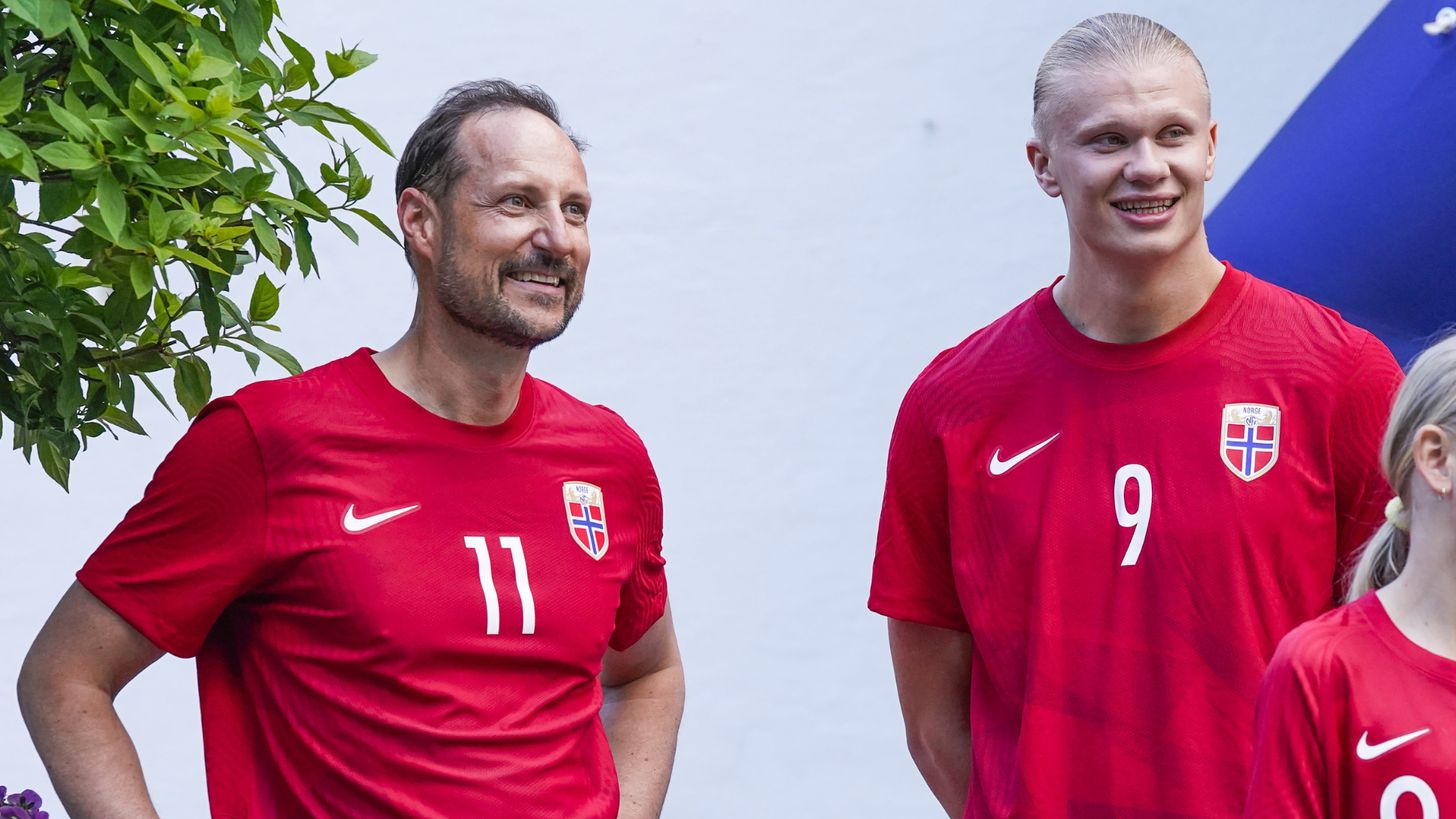 Haakon en gezin spelen potje voetbal met Noorse superster