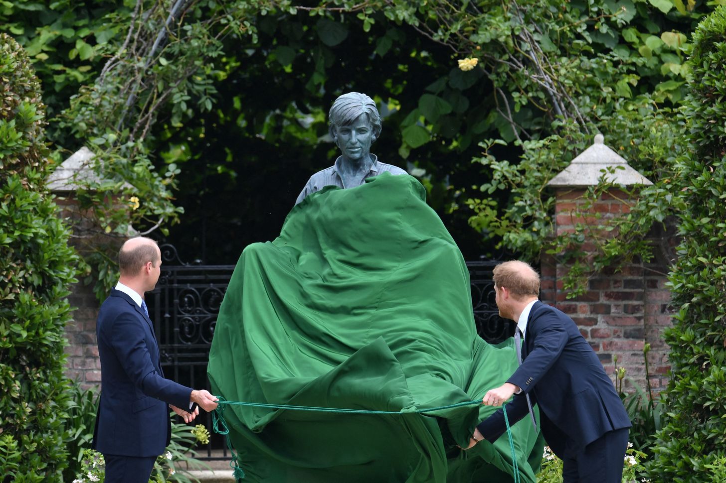 Standbeeld prinses Diana onthuld door William en Harry