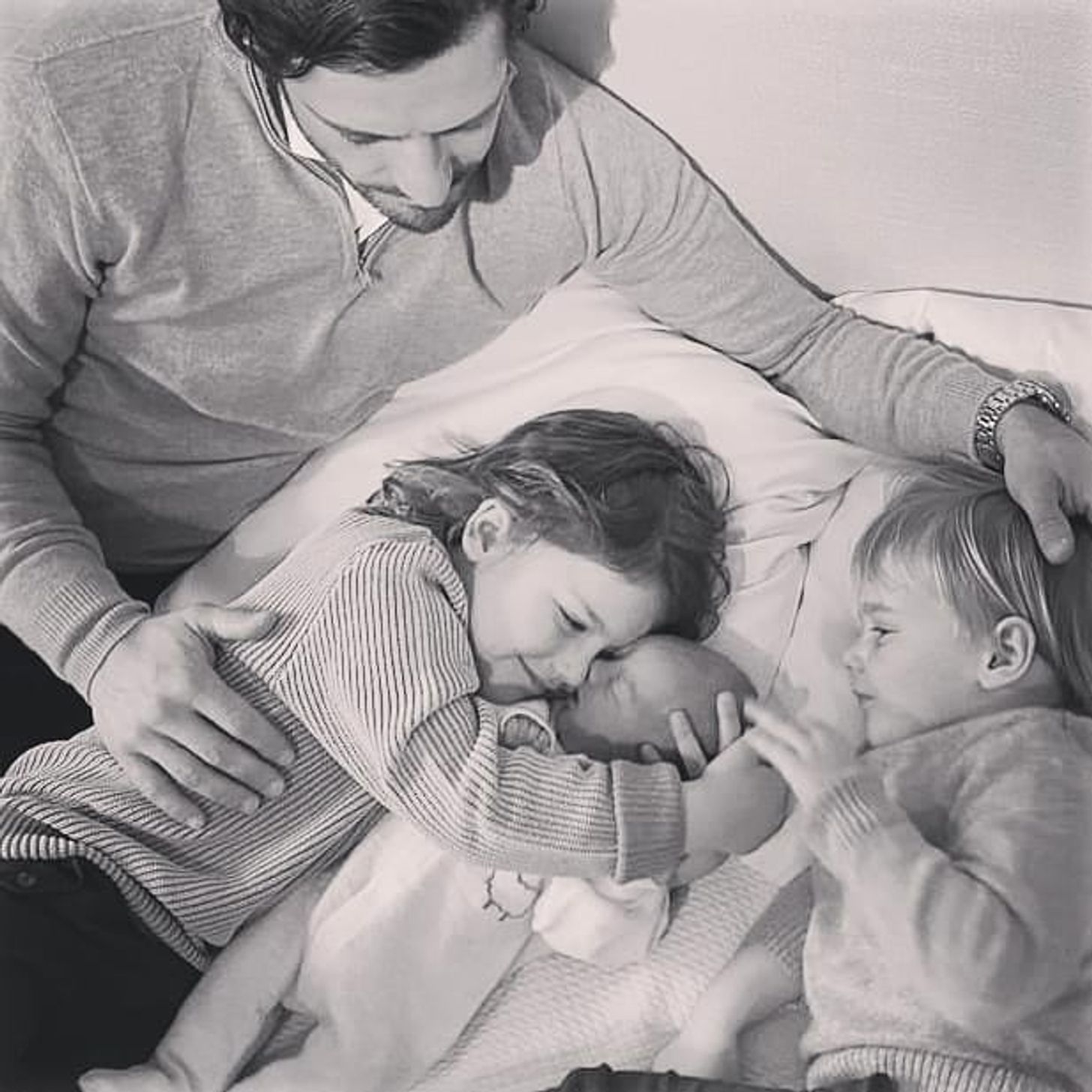 Zoet: Prins Julian op de foto met vader en broertjes