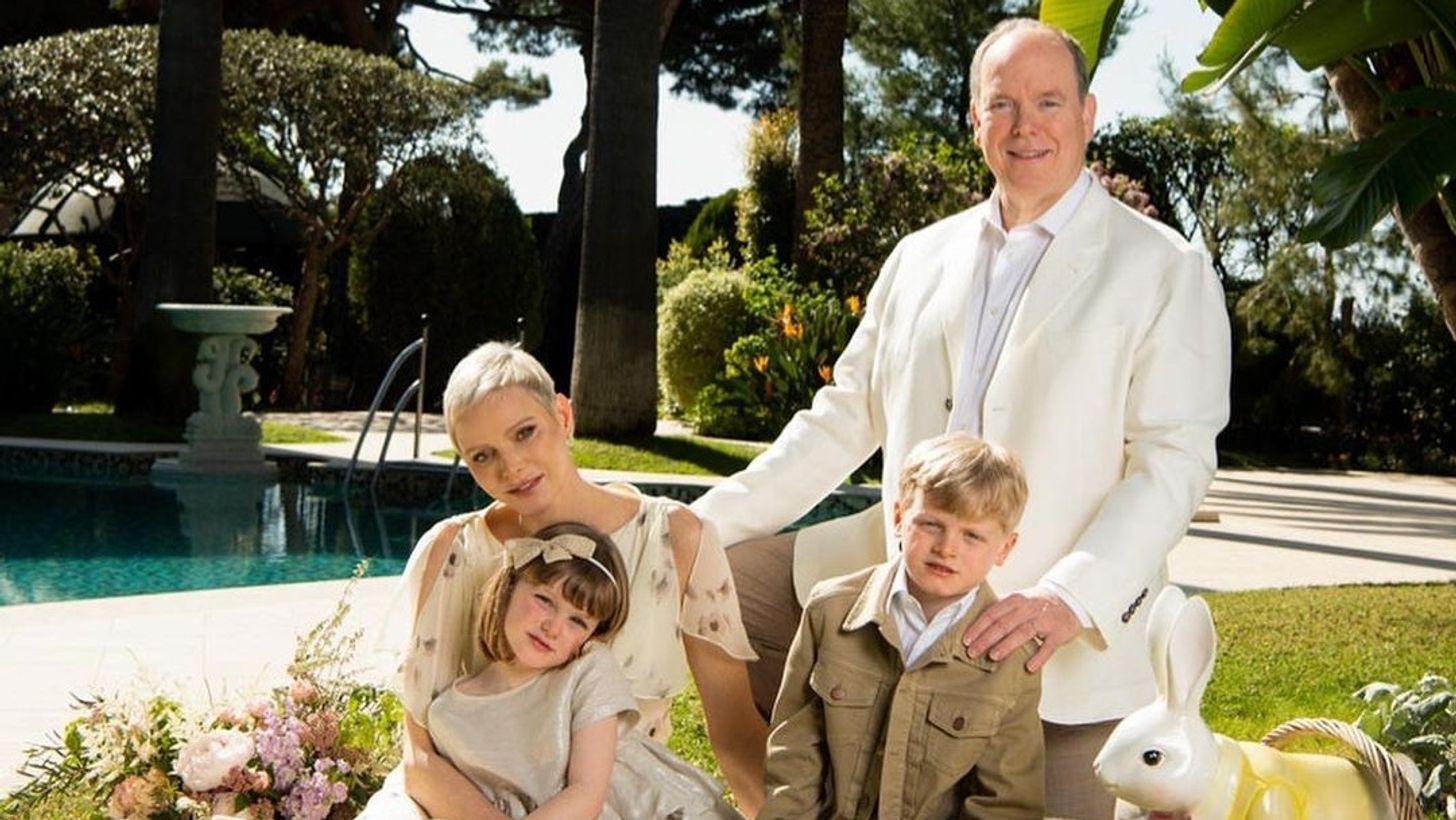 Prinses Charlène met gezin op de foto voor paasgroet