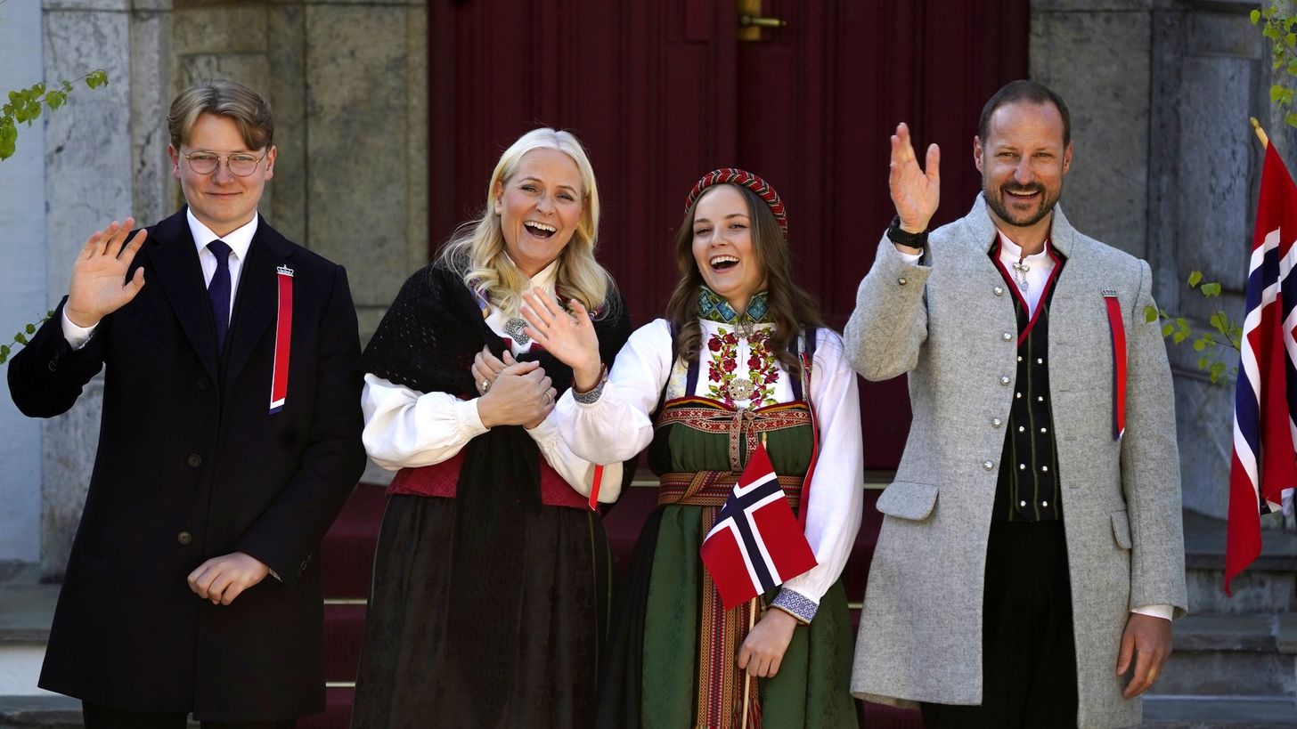 Kijk! Noorse royals vieren nationale feestdag als vanouds