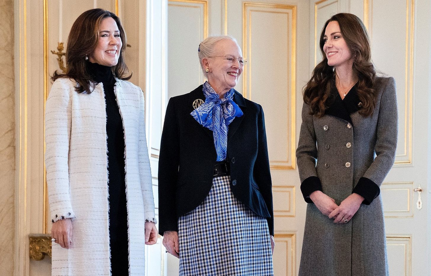 Warm weerzien tussen koningin Margrethe, Mary en Catherine