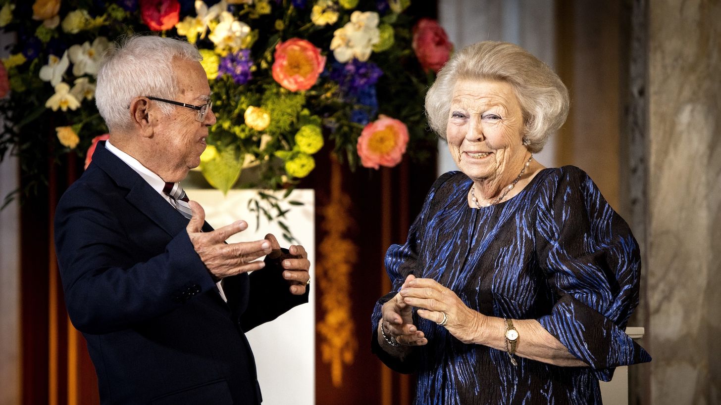 Prinses Beatrix zet vrijwilligers in het zonnetje met een Zilveren Anjer