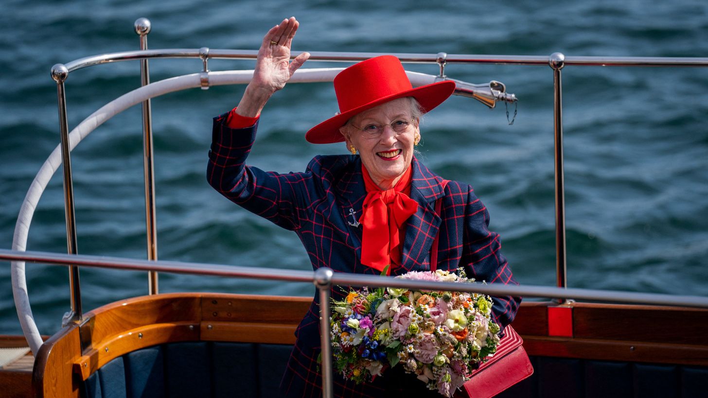Leuk! Koningin Margrethe maakt zonnig boottochtje
