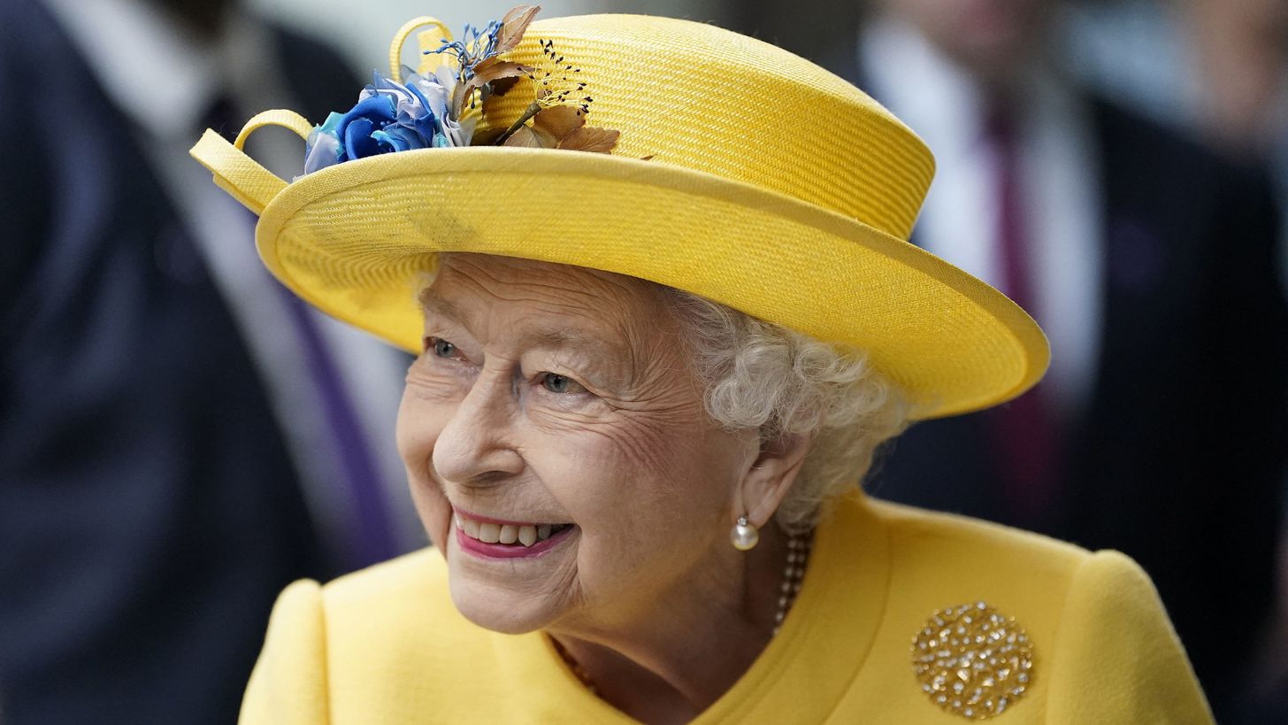 Foto's: koningin Elizabeth straalt tijdens verrassingsbezoek