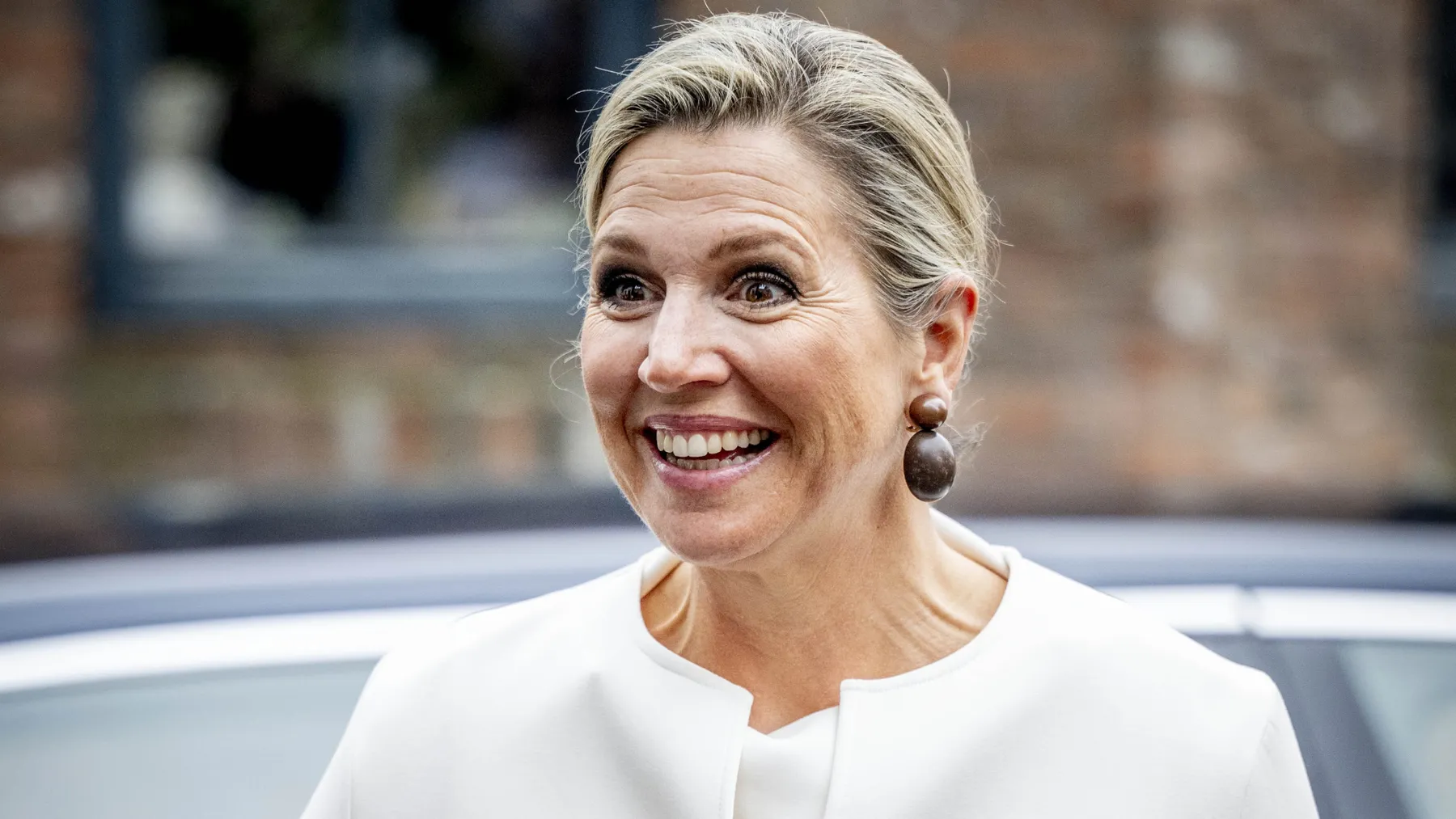 Koningin Máxima in het wit tijdens bezoek aan Middelburg - Blauw Bloed