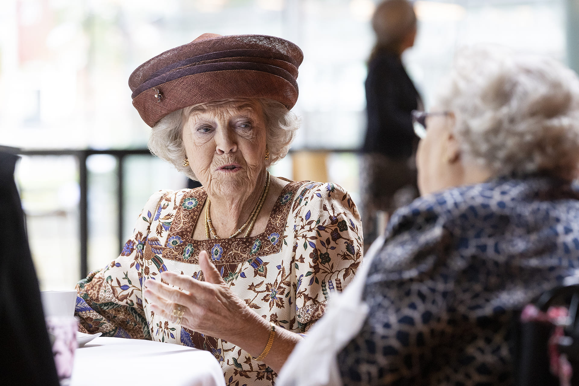 Prinses_Beatrix_in_gesprek.jpg