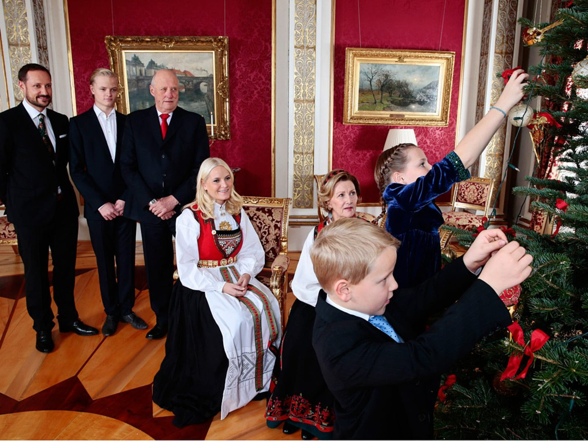2013: Sverre Magnus en Ingrid Alexandra leggen de laatste hand aan de kerstboom terwijl hun ouders,