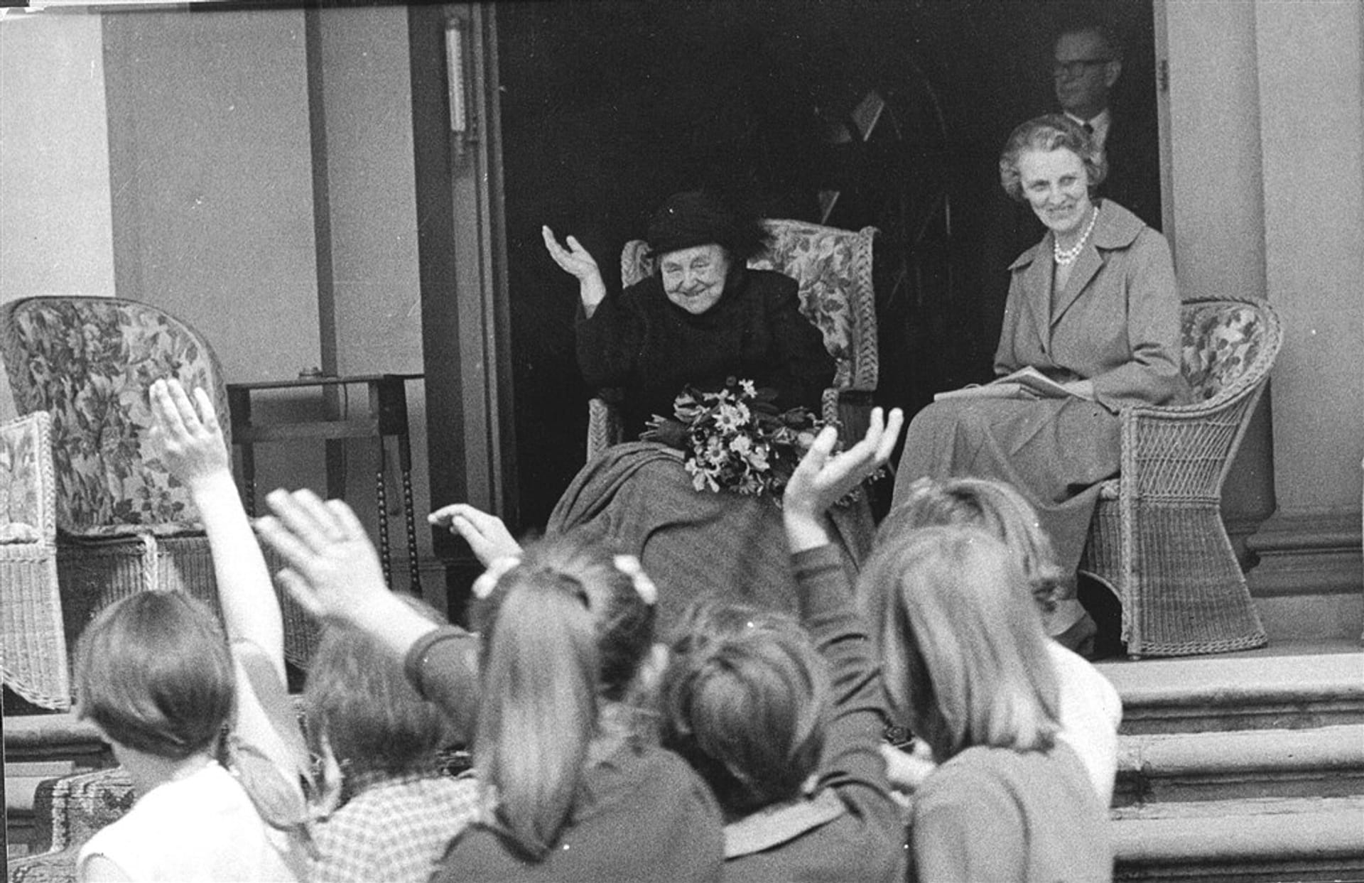 Prinses Wilhelmina tijdens een kinderaubade in de tuin van Paleis Het Loo op 5 mei 1960.
