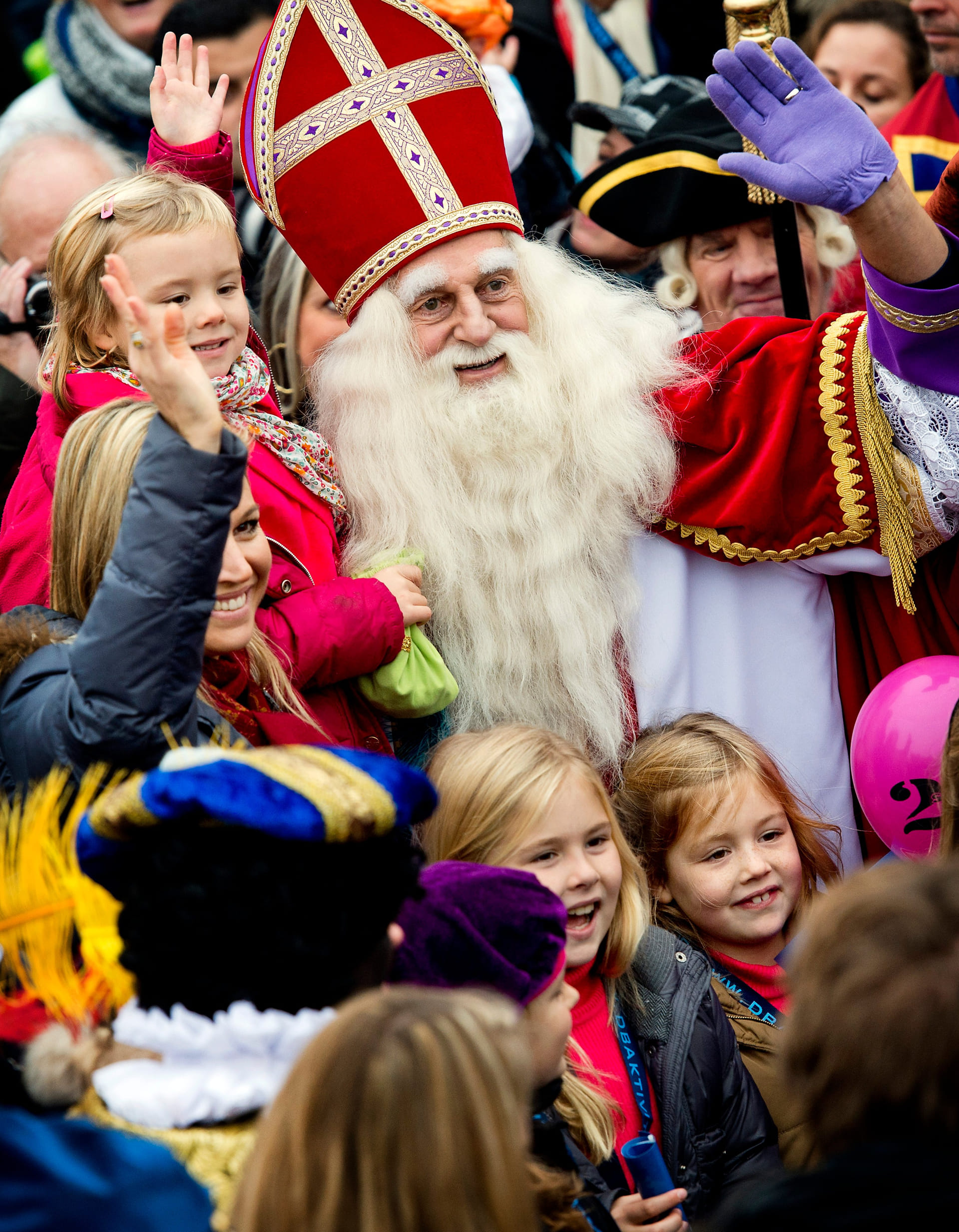 Prinses Máxima in 2012 met Amalia, Alexia en Ariane bij de intocht van Sinterklaas in Scheveningen.