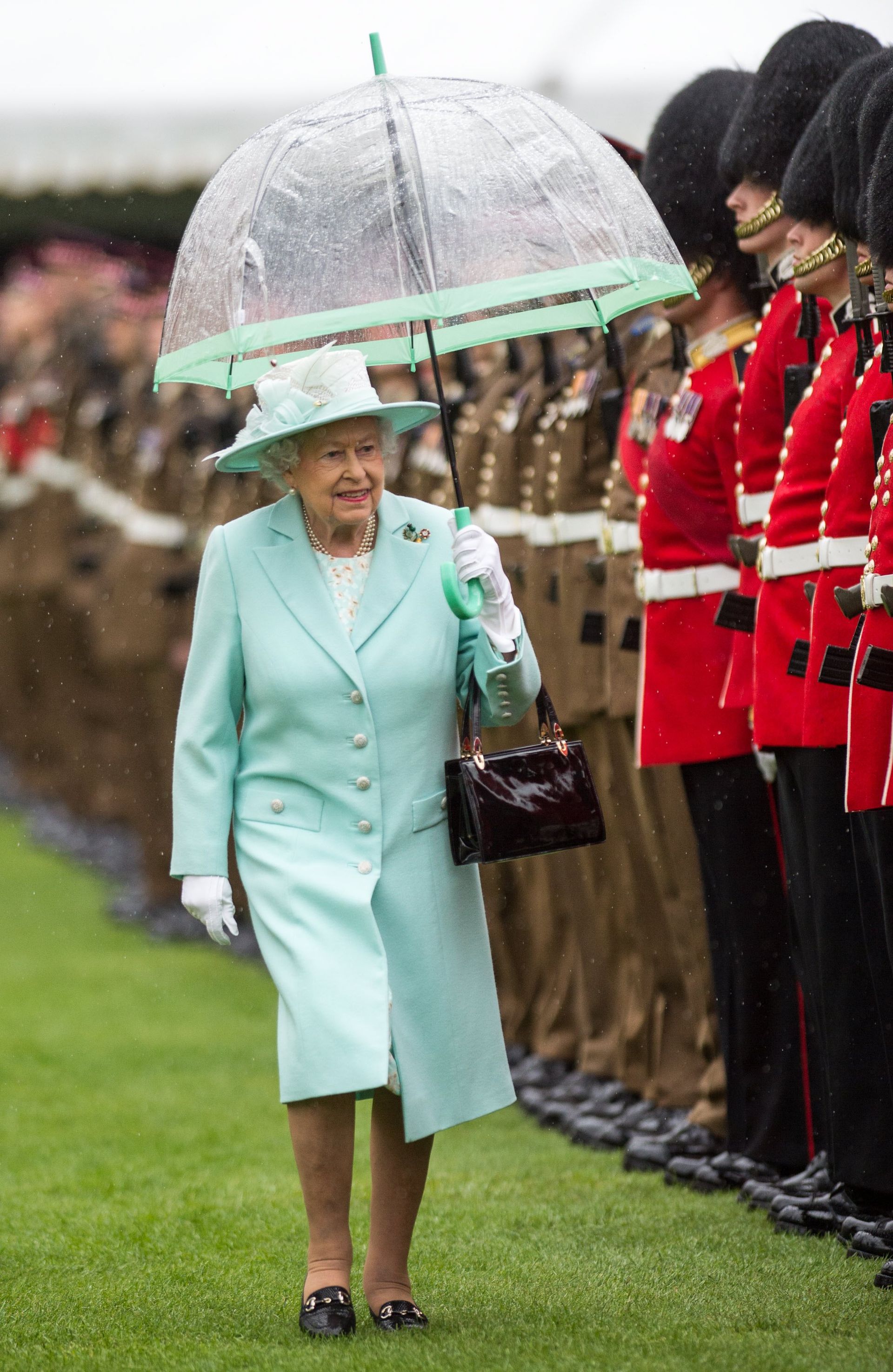 Elizabeth in de regen met bijpassende paraplu