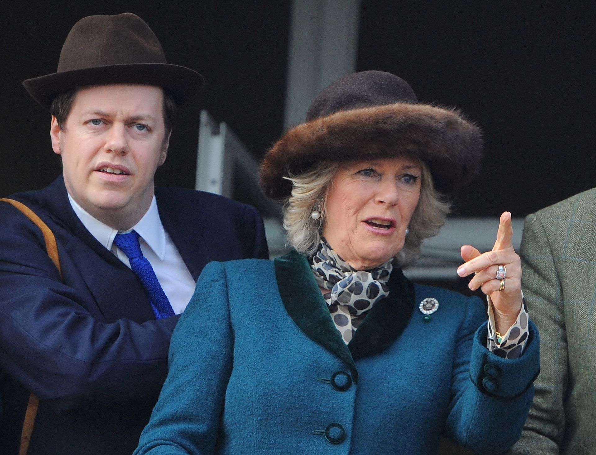 Huidig koningin Camilla en haar zoon Tom Parker Bowles in 2012.