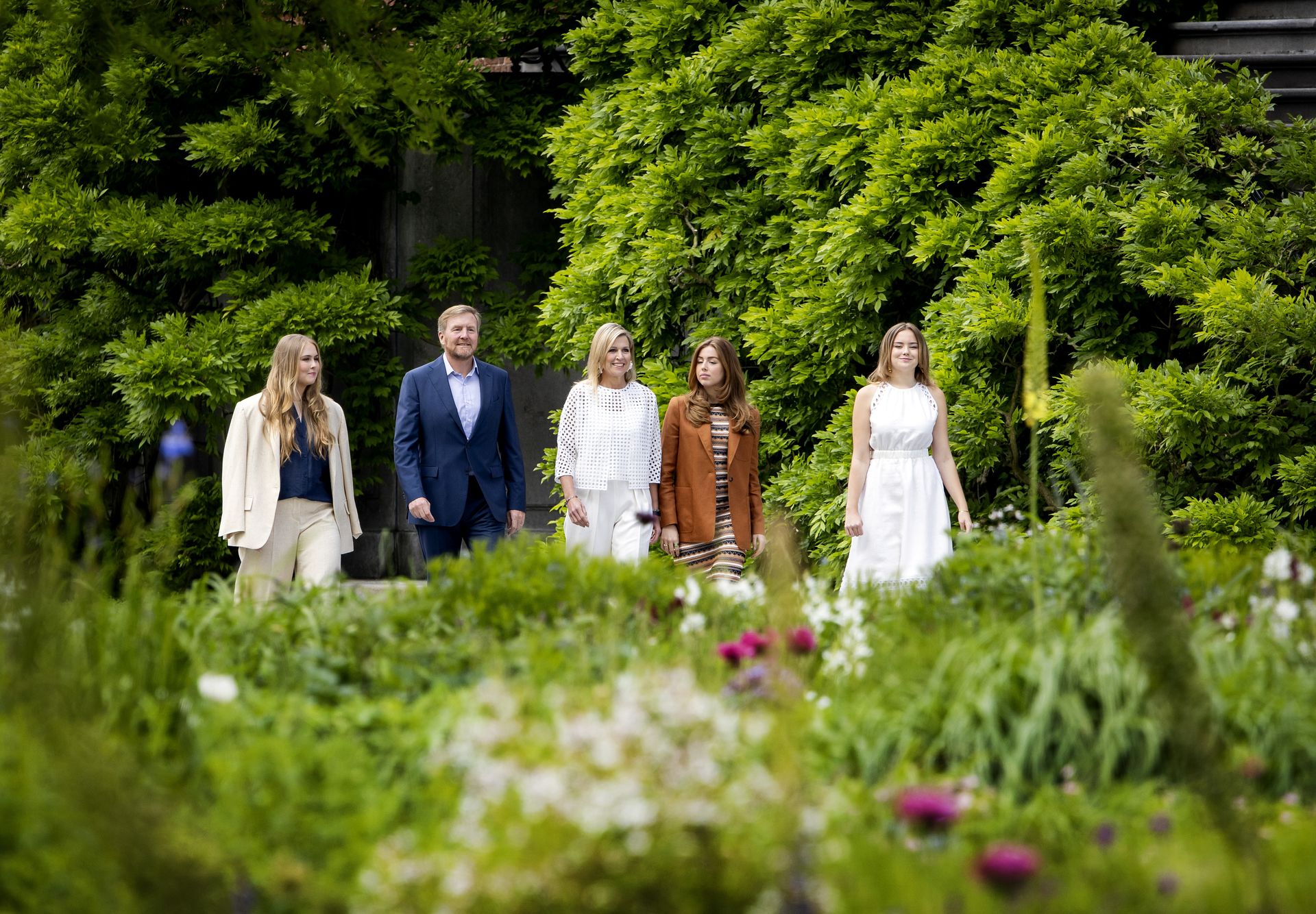 Koning Willem-Alexander en koningin Maxima samen met prinsessen Amalia, Alexia en Ariane.