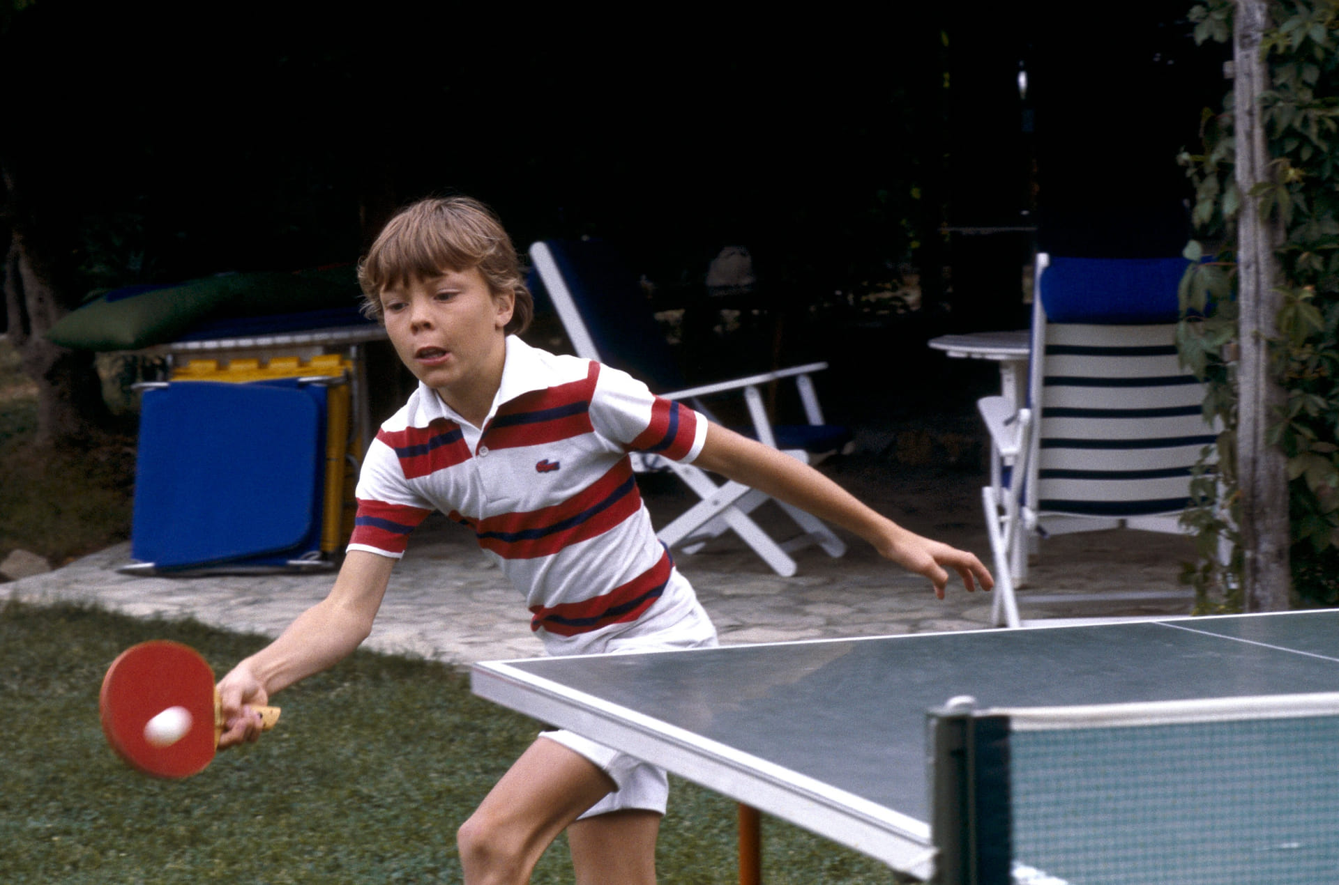 Prins Constantijn speelt een potje tafeltennis tijdens een fotomoment bij het landhuis van de