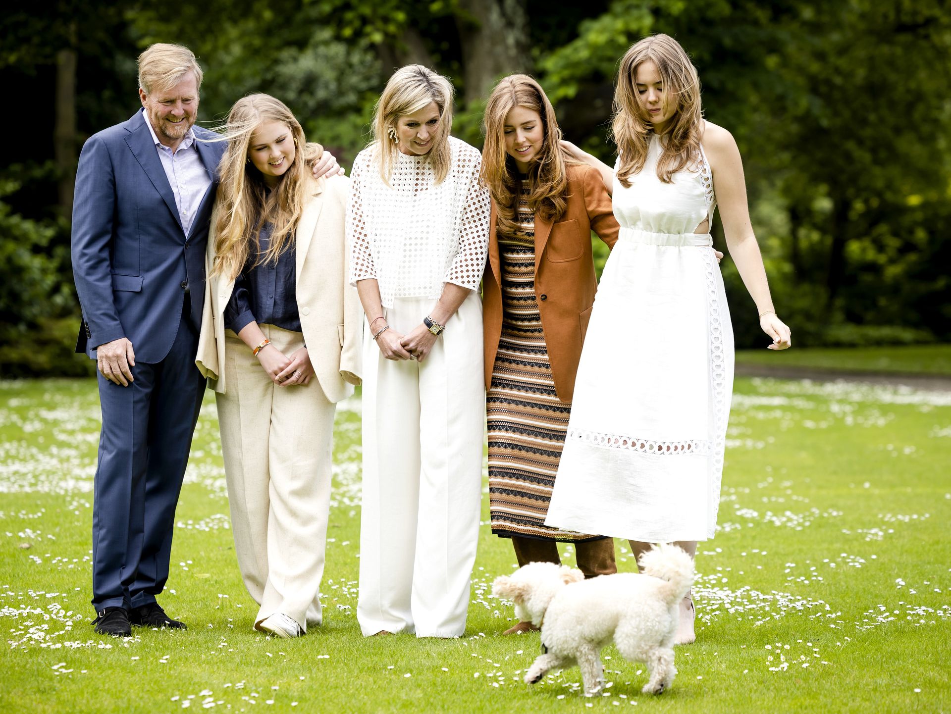 Hondje Mambo komt even kijken als de koninklijke familie poseert voor een foto.