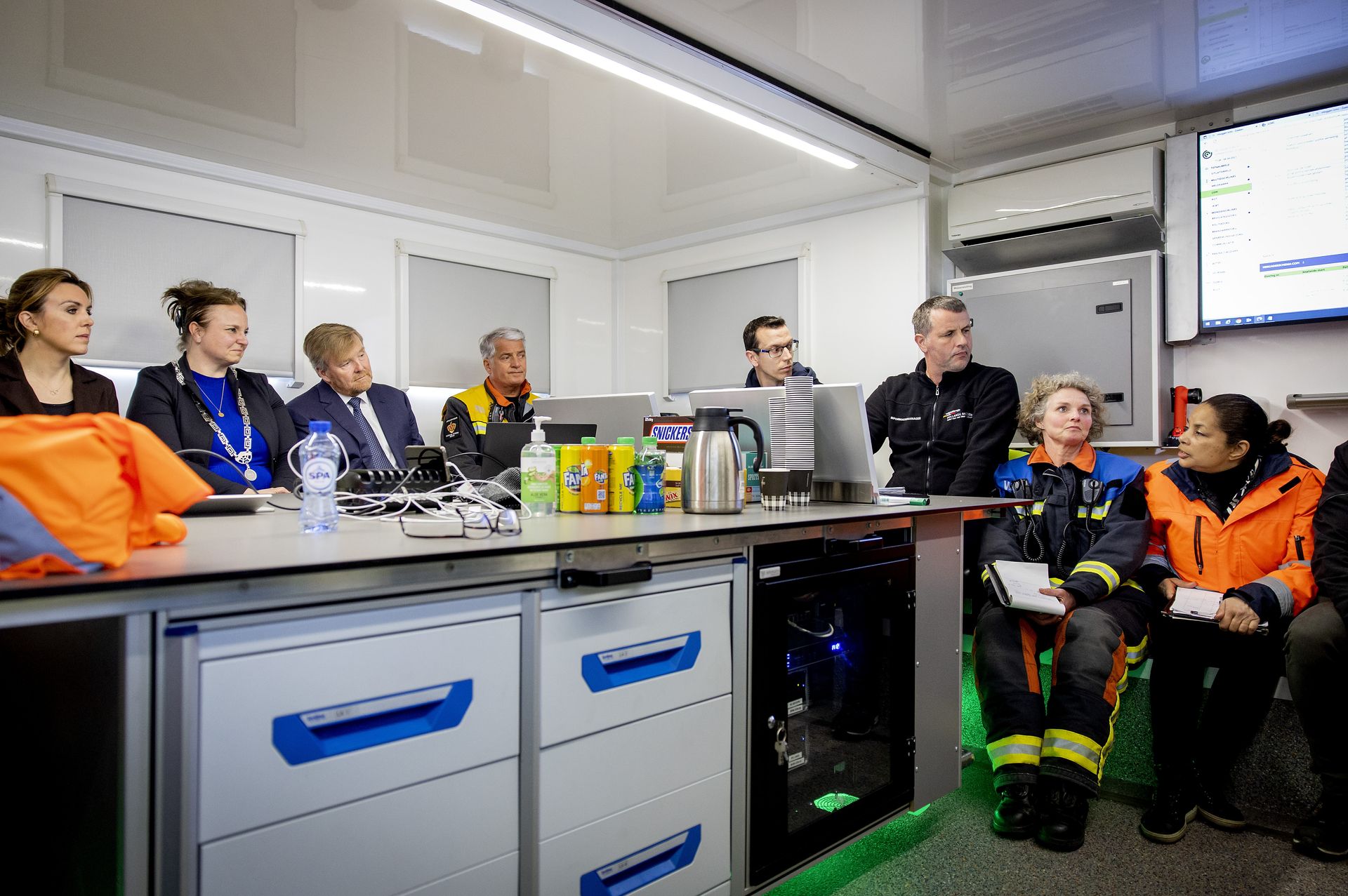 Willem-Alexander bezoekt rampplek Voorschoten